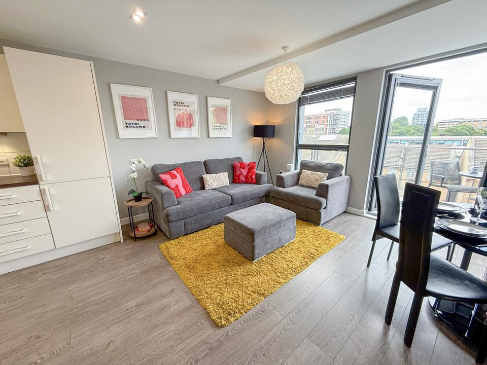 View (from property/room), Balcony/Terrace, Living room, Decorative detail, Seating area, Dining area, kitchen