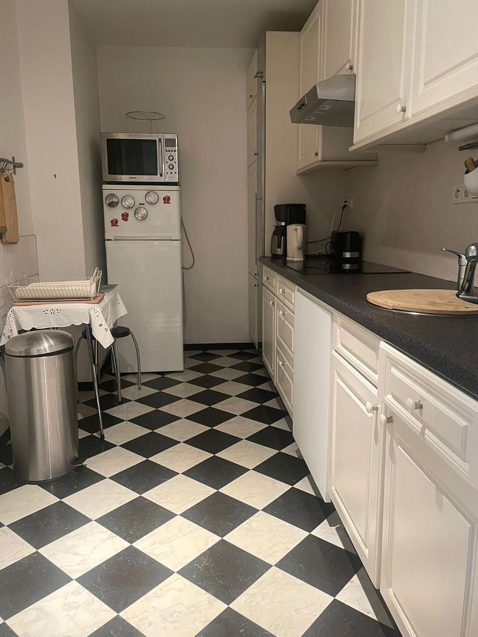Kitchen or kitchenette, dishwasher, stove