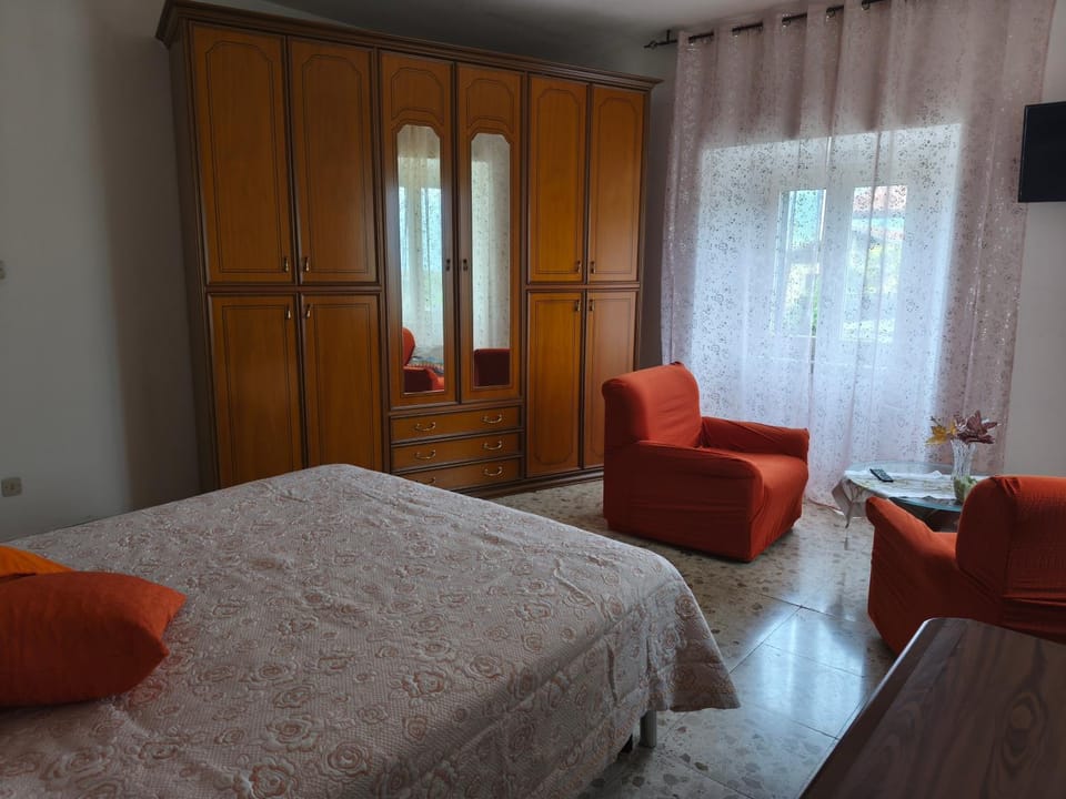 Bed, TV and multimedia, Photo of the whole room, Bedroom, wardrobe