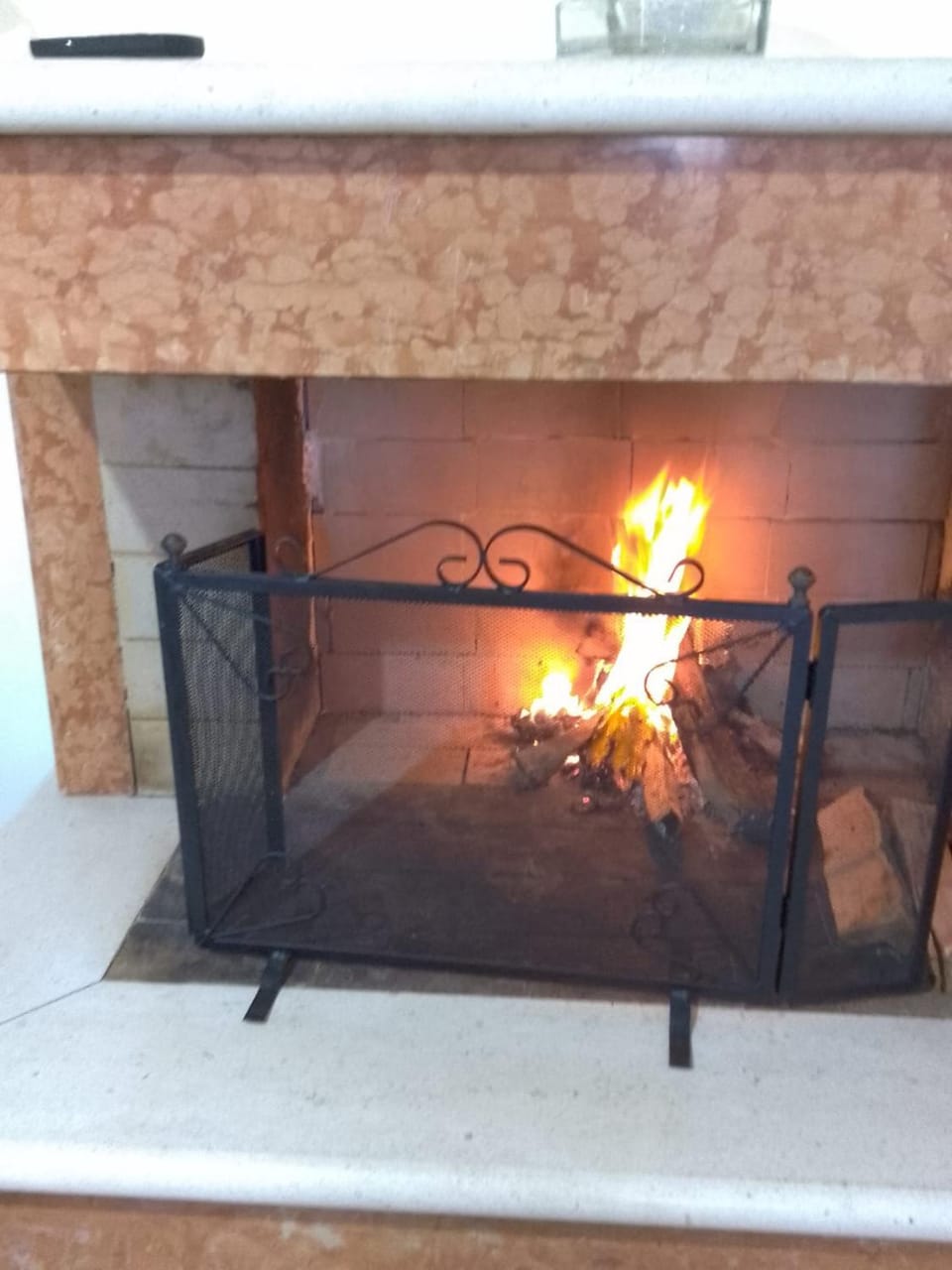 Kitchen or kitchenette, fireplace