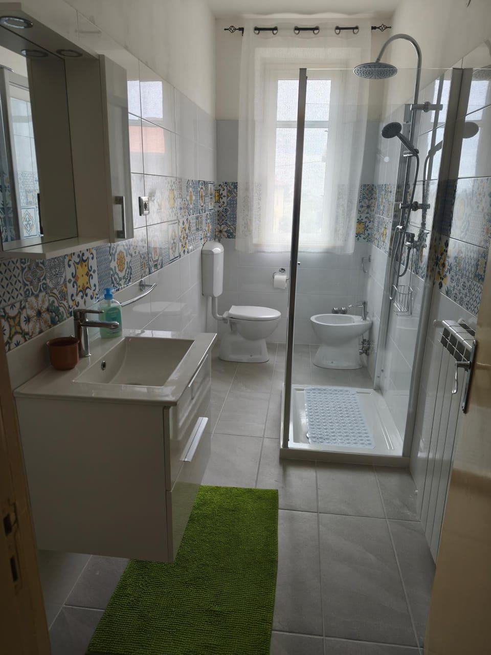Shower, Toilet, Bathroom, bidet, towels