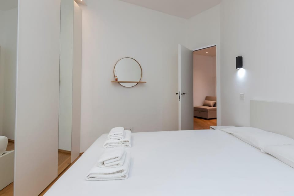 Bed, Bedroom, towels