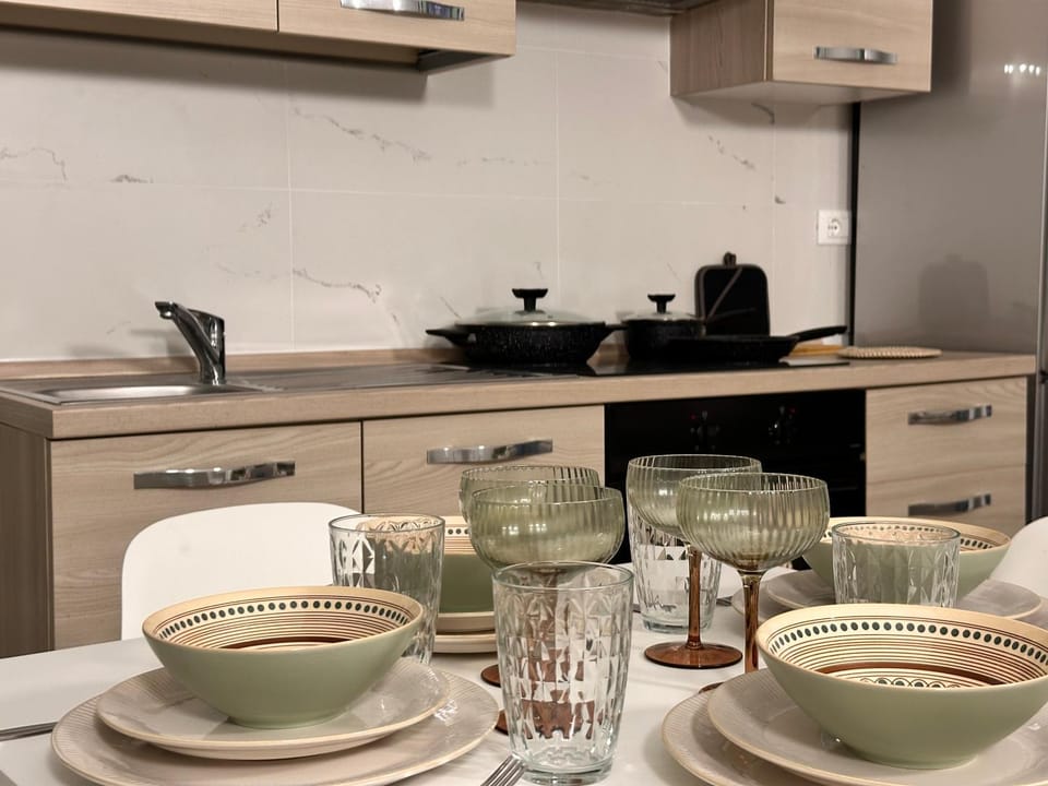 Kitchen or kitchenette, Dining area
