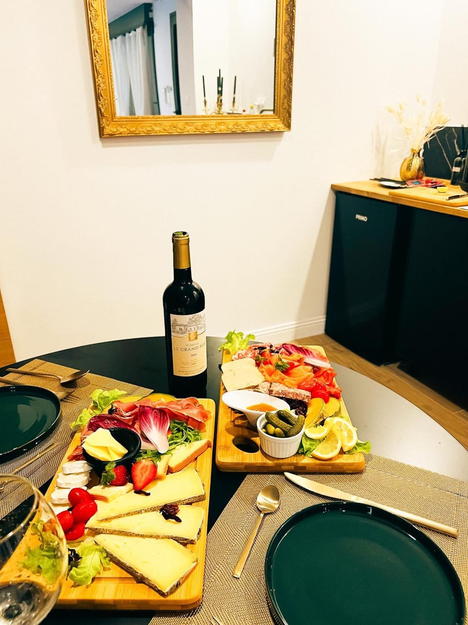 Kitchen or kitchenette, Food and drinks, Food, Lunch, Dinner, Drinks, Alcoholic drinks