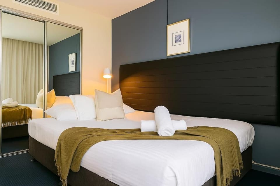 Bed, Bedroom, towels
