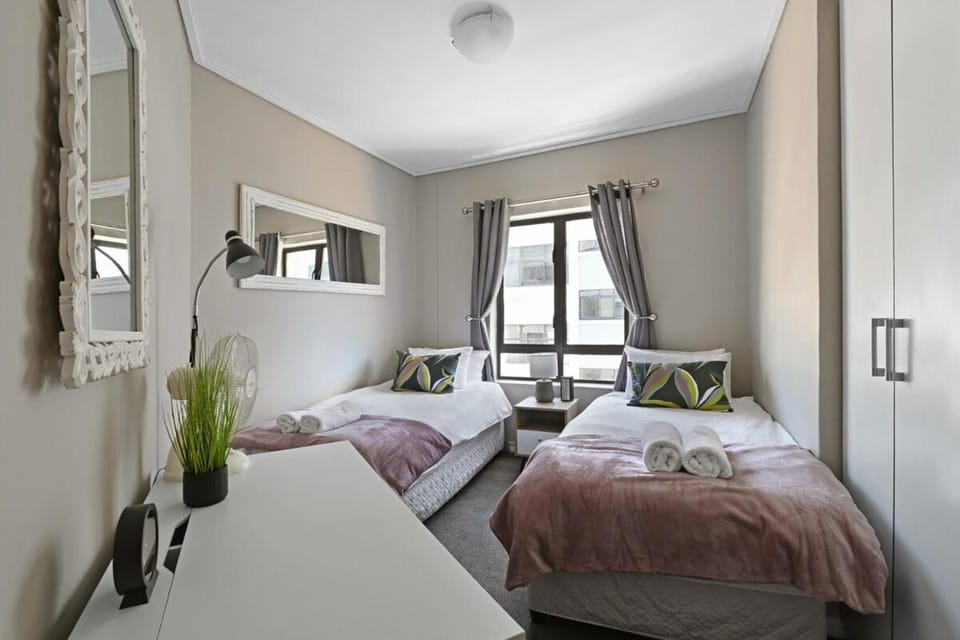 Modern 3-Bed Apt Designer Touch & Mountain Views Apartment in Cape Town