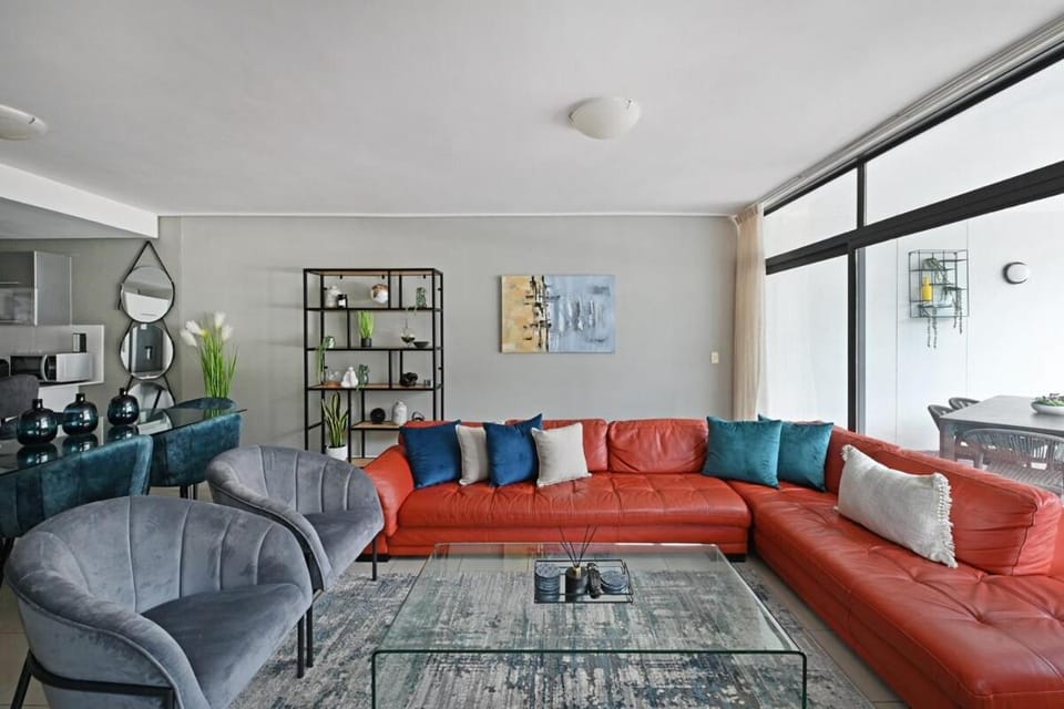Modern 3-Bed Apt Designer Touch & Mountain Views Apartment in Cape Town