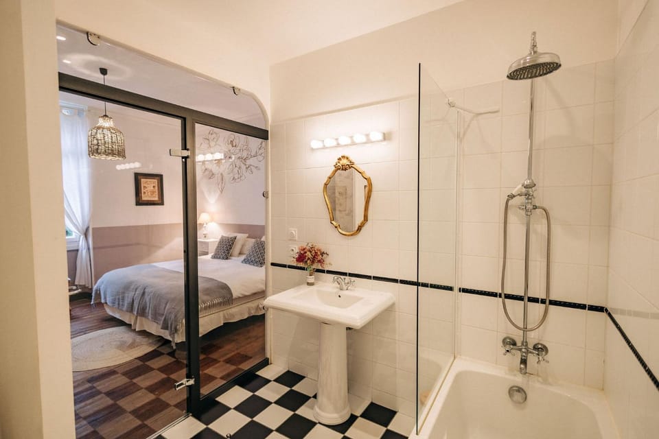 Shower, Toilet, Bed, Bathroom, Photo of the whole room, Bedroom, Bath, towels