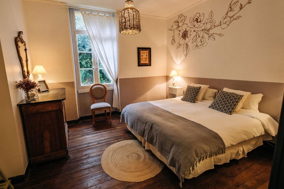 Bed, Photo of the whole room, Bedroom, storage