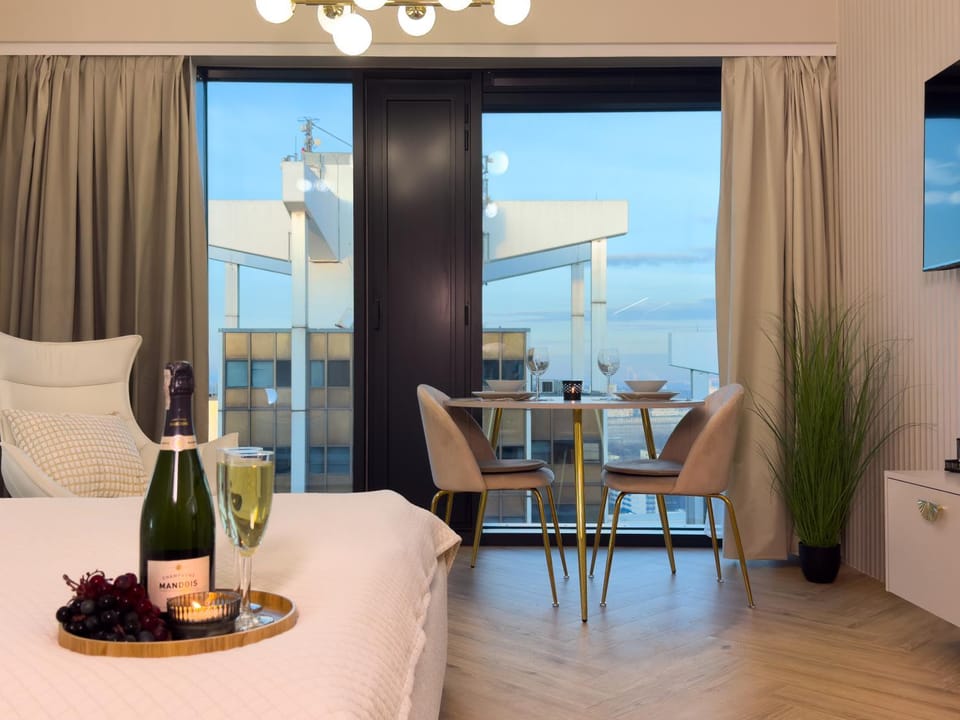 URBAN APARTMENTS Premium Global 25th floor No 10 - Air Condition - Free Garage Apartment in Poland