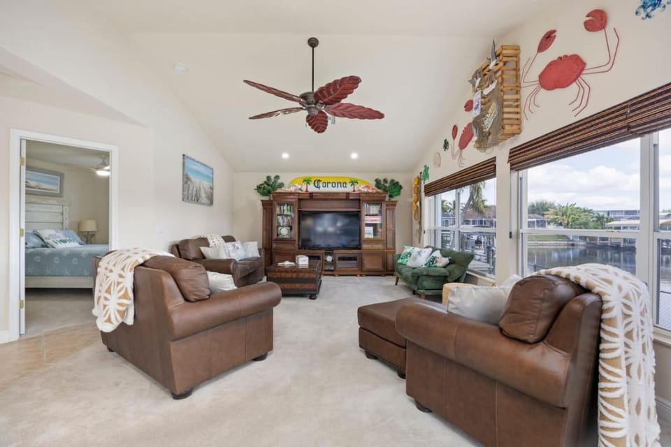 Villa Salt & Sol at Cape Harbour - Gulf Access, Dock with 13,000lb Boat Lift, Tiki Hut and Glass Bottom Viewing Area, Fishing and Beach gear, 4 complimentary watercraft, Bikes for Adults and Children, HTD Pool, Fenced yard, Dog Friendly! Villa in Cape Coral