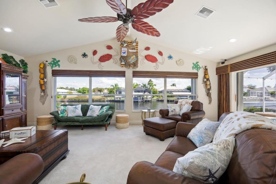 Villa Salt & Sol at Cape Harbour - Gulf Access, Dock with 13,000lb Boat Lift, Tiki Hut and Glass Bottom Viewing Area, Fishing and Beach gear, 4 complimentary watercraft, Bikes for Adults and Children, HTD Pool, Fenced yard, Dog Friendly! Villa in Cape Coral