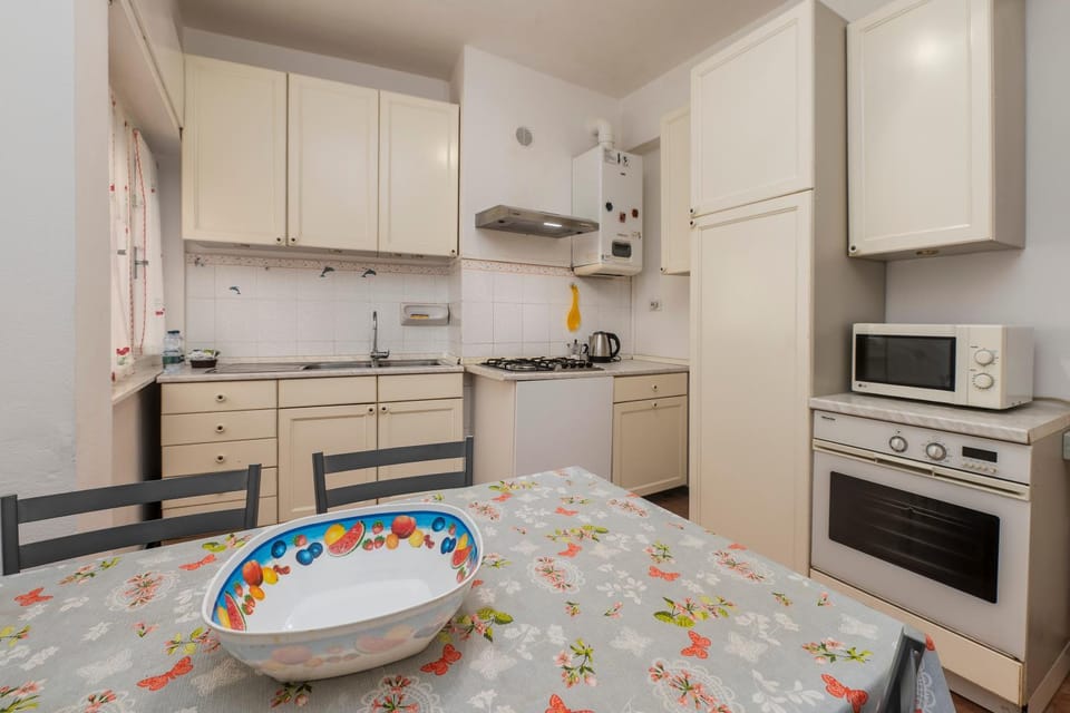 Kitchen or kitchenette, Dining area, oven, stove
