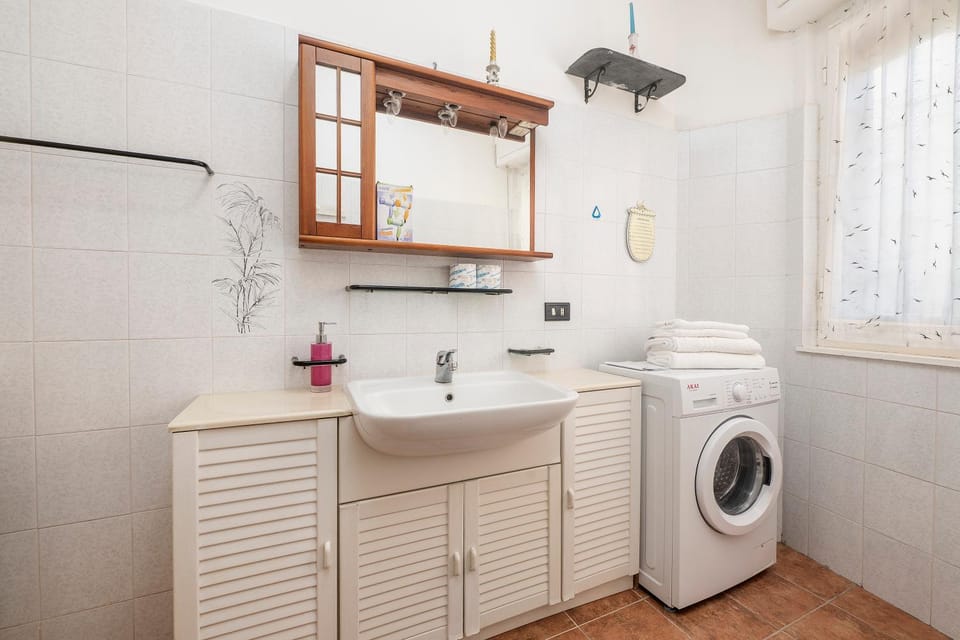 Bathroom, towels, washing machine