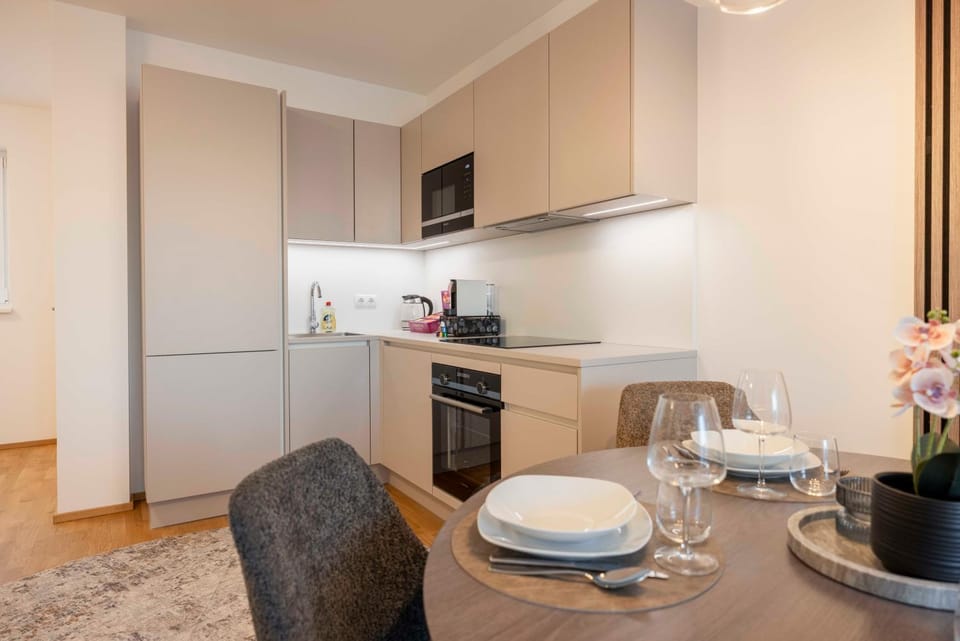 Coffee/tea facilities, Kitchen or kitchenette, Living room, Dining area, oven, stove
