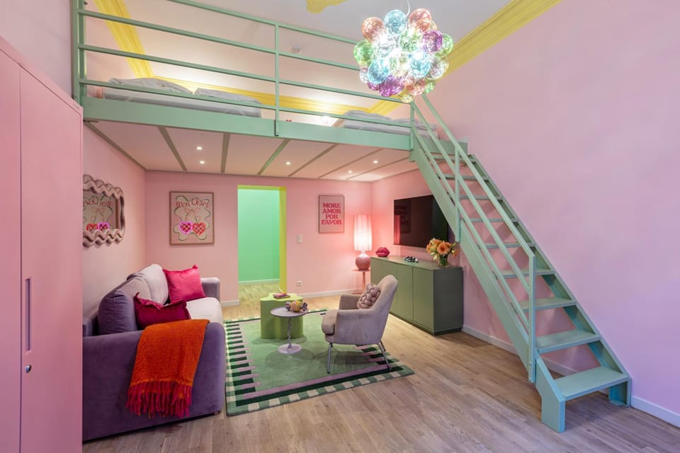 Bed, TV and multimedia, Living room, Photo of the whole room, Seating area, Bedroom, cot, bunk bed, internet, internet