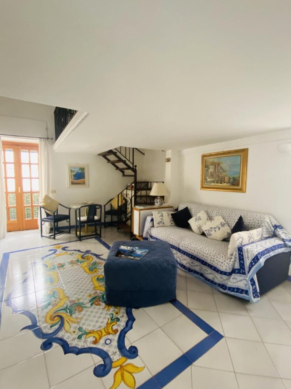 Living room, Photo of the whole room, Seating area