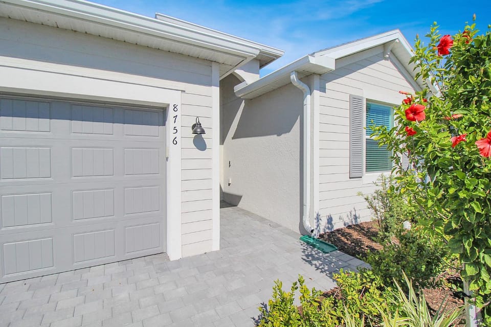 Palm Whisper Cottage Chic Lakefront 4BR Home House in Florida