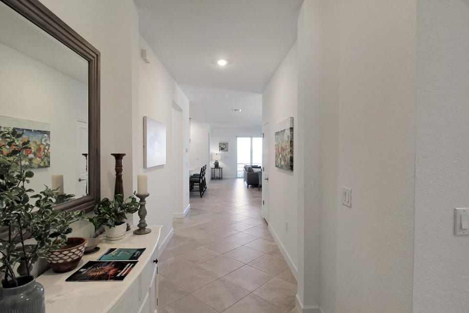 Palm Whisper Cottage Chic Lakefront 4BR Home House in Florida