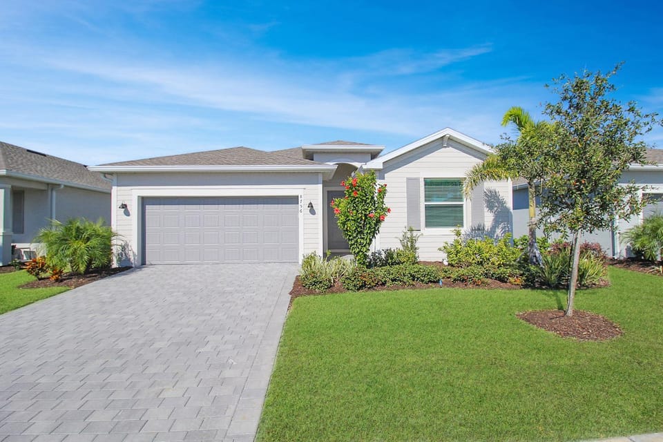 Palm Whisper Cottage Chic Lakefront 4BR Home House in Florida