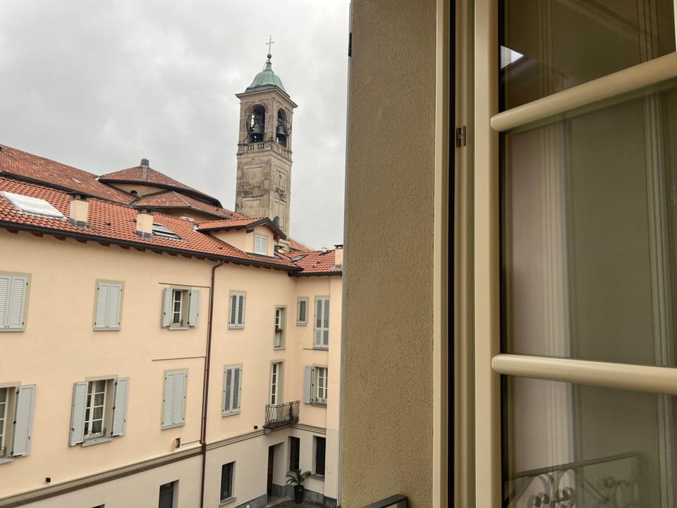8 min walk to Station - Elegant Central Apartment Apartment in Saronno
