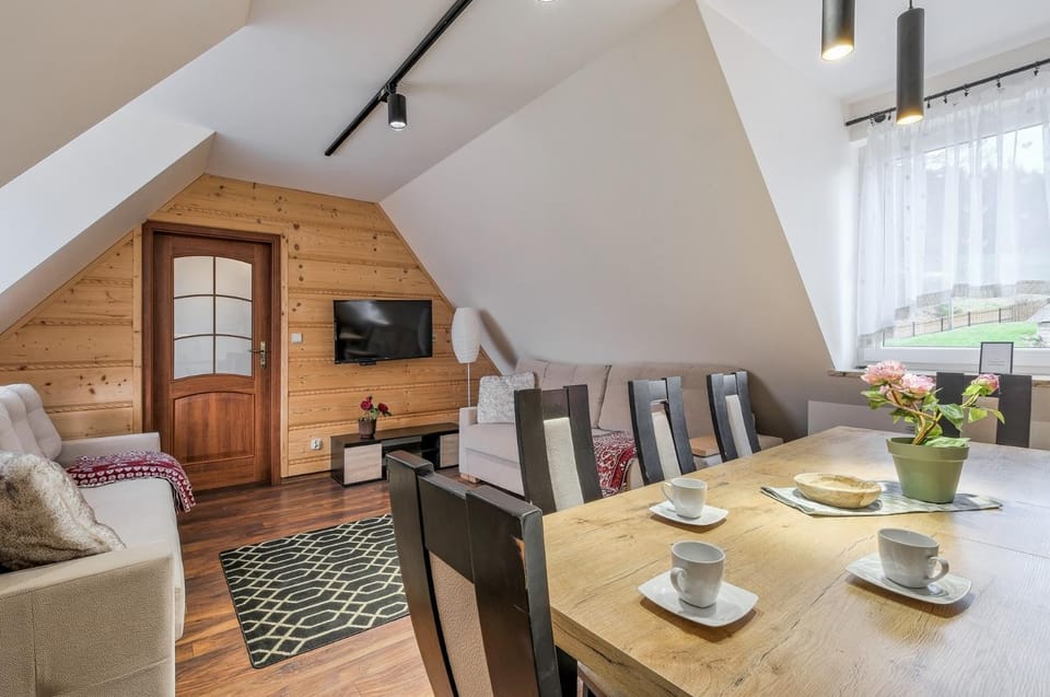 TV and multimedia, Kitchen or kitchenette, Living room, Seating area, Dining area
