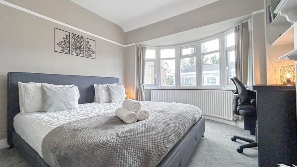 Bed, View (from property/room), Photo of the whole room, Decorative detail, Seating area, Bedroom, flat iron, hair dryier, heating, towels, wardrobe