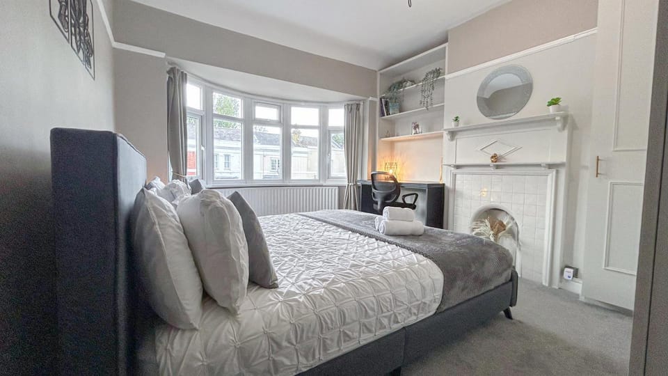 Bed, View (from property/room), Photo of the whole room, Decorative detail, Seating area, Bedroom, flat iron, hair dryier, heating, wardrobe