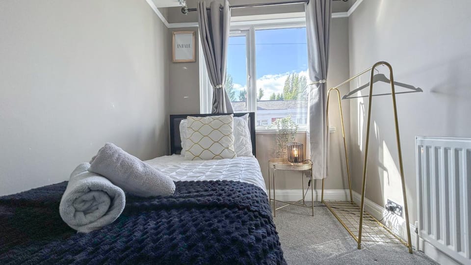 Bed, View (from property/room), Decorative detail, Bedroom, hair dryier, heating, internet, storage, towels