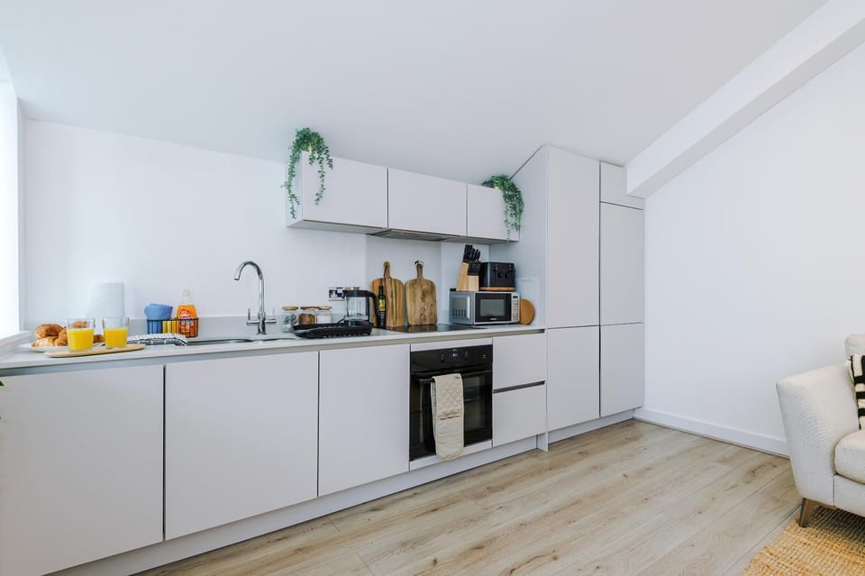 Coffee/tea facilities, Kitchen or kitchenette, stove, toaster