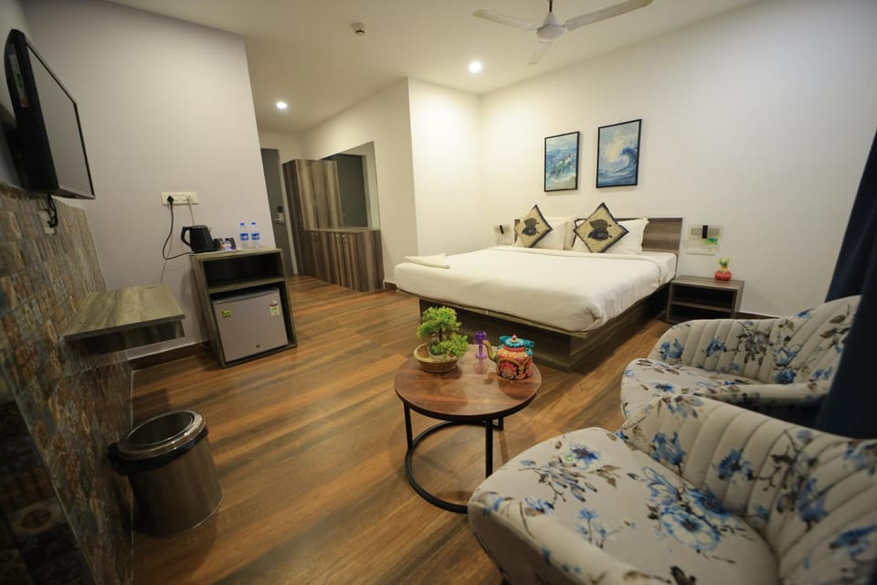 Bed, TV and multimedia, Living room, Photo of the whole room, Seating area, Bedroom, minibar