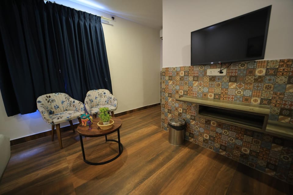 Communal lounge/ TV room, TV and multimedia, Living room, Seating area, Evening entertainment