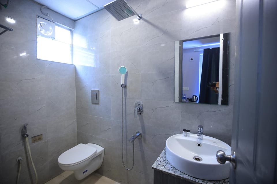 Shower, Toilet, Bathroom, towels
