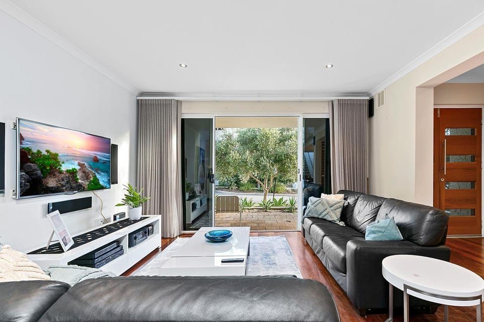 Living room, internet