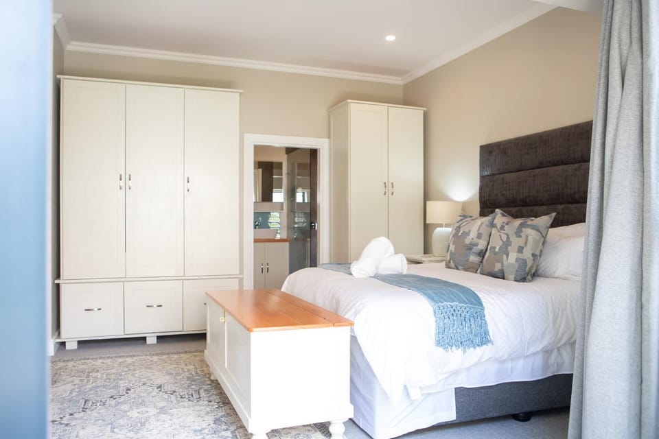 Bed, Photo of the whole room, Seating area, Bedroom, wardrobe