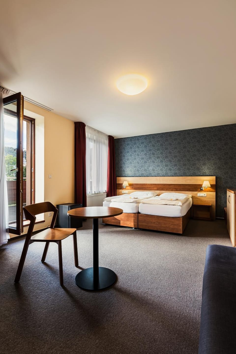 Bed, Photo of the whole room, Seating area