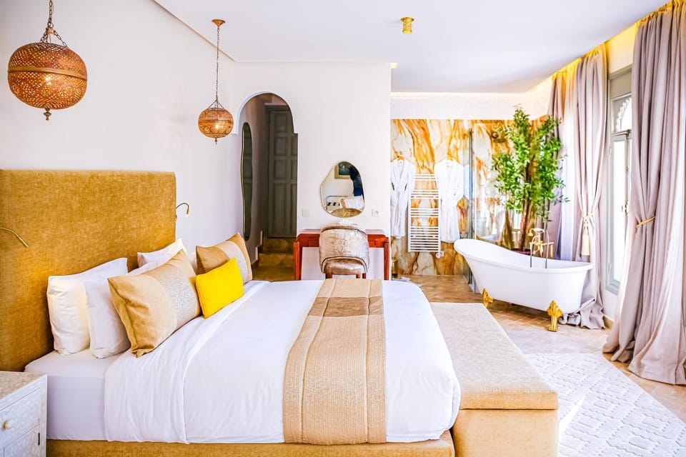 Bed, Living room, Photo of the whole room, Seating area, Bedroom