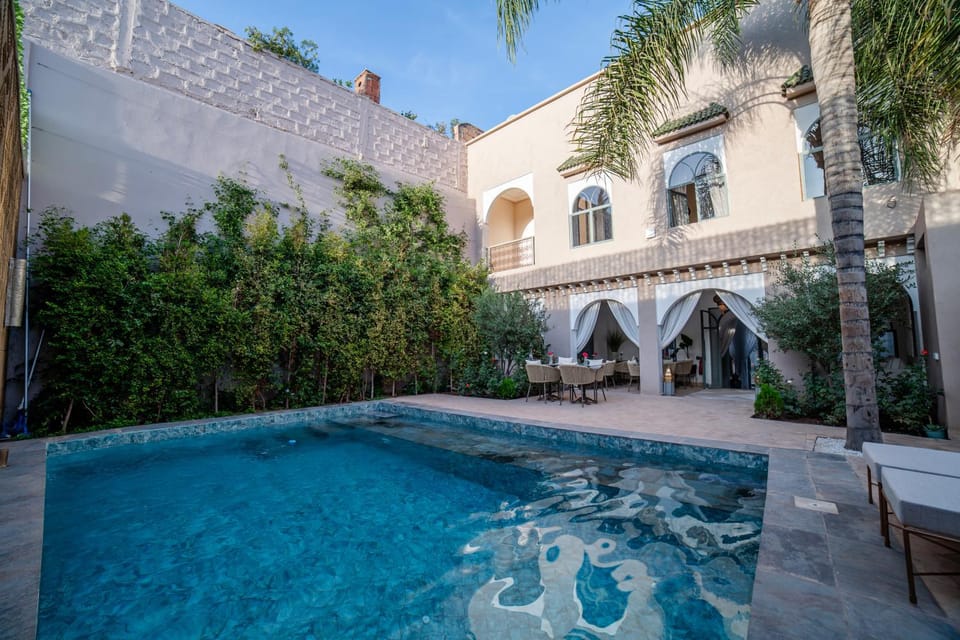 Property building, Day, Pool view, Swimming pool