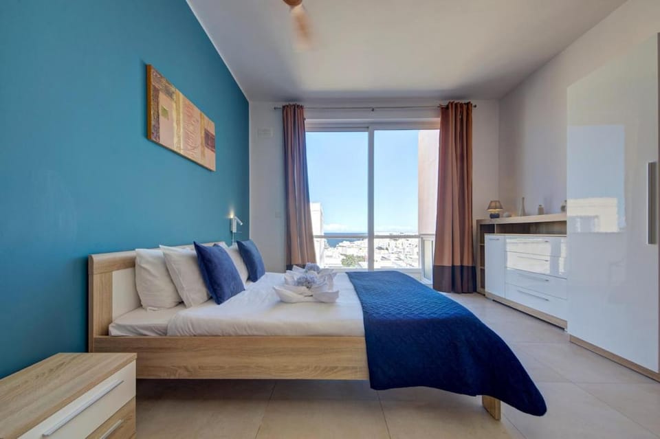 Ortigia Penthouse Suite - Private Rooftop Jacuzzi - Sea Views Apartment in Saint Julians