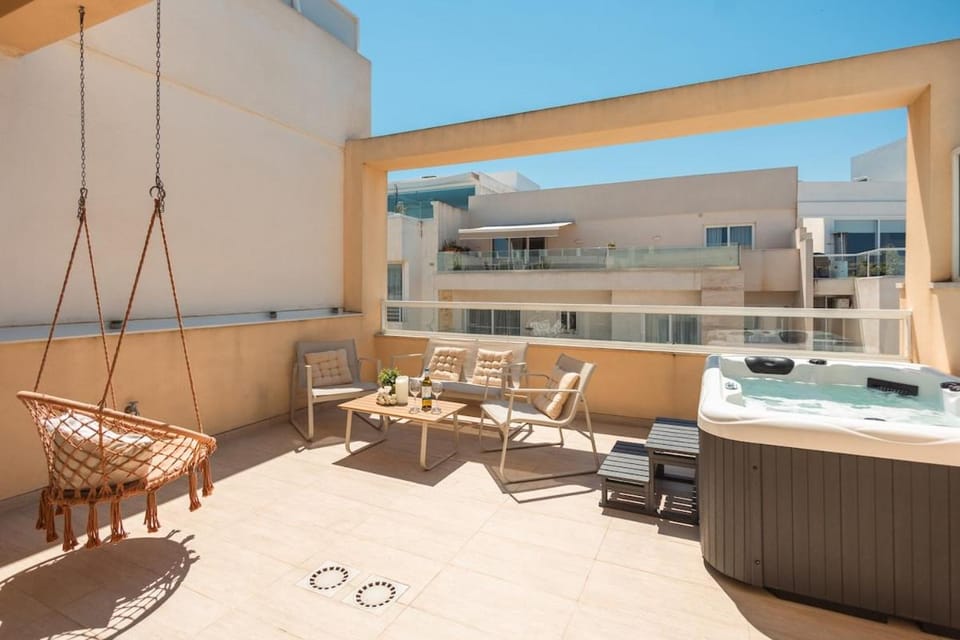 Ortigia Penthouse Suite - Private Rooftop Jacuzzi - Sea Views Apartment in Saint Julians