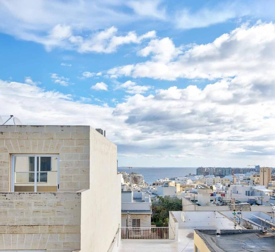 Ortigia Penthouse Suite - Private Rooftop Jacuzzi - Sea Views Apartment in Saint Julians