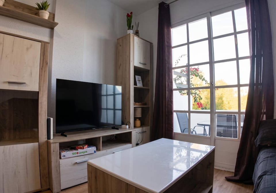Communal lounge/ TV room, TV and multimedia, Kitchen or kitchenette, Living room, Seating area, Dining area, Evening entertainment