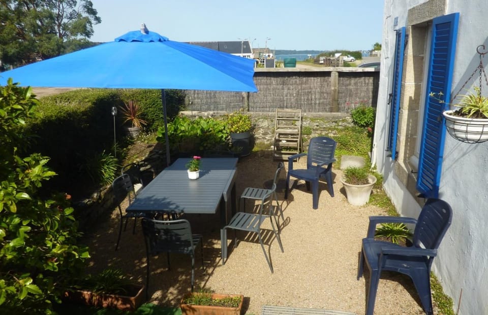 Property building, Balcony/Terrace, Living room