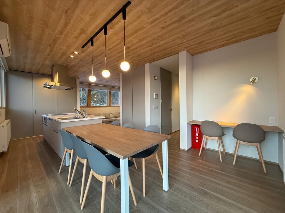 Kitchen or kitchenette, Dining area