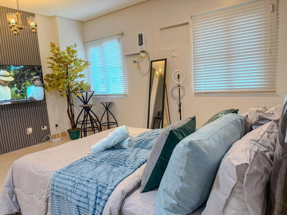 Bed, TV and multimedia, Living room, Seating area, Bedroom