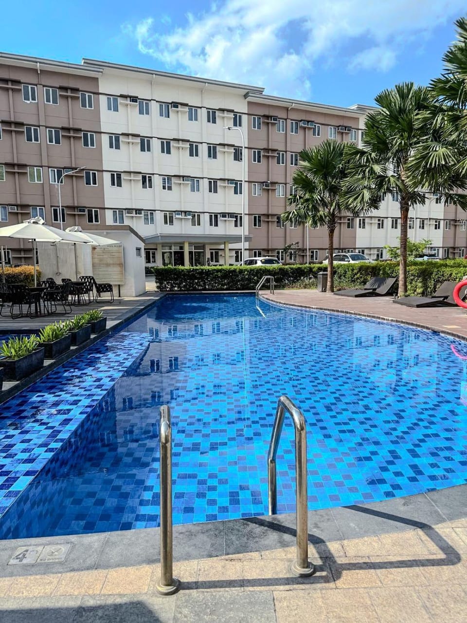 Property building, Day, Pool view, Swimming pool, sunbed
