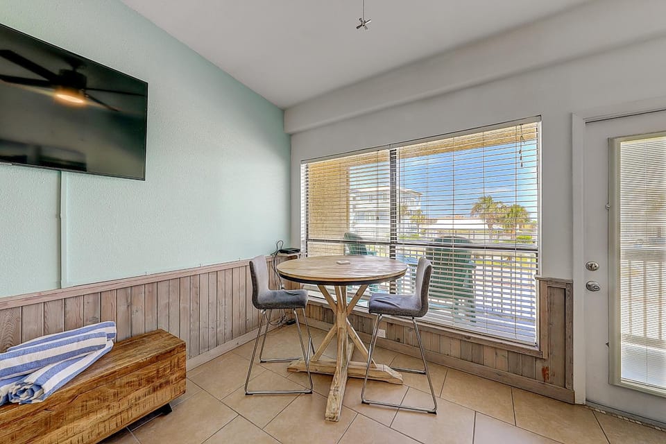 Ocean Waves Apartment in Port Aransas