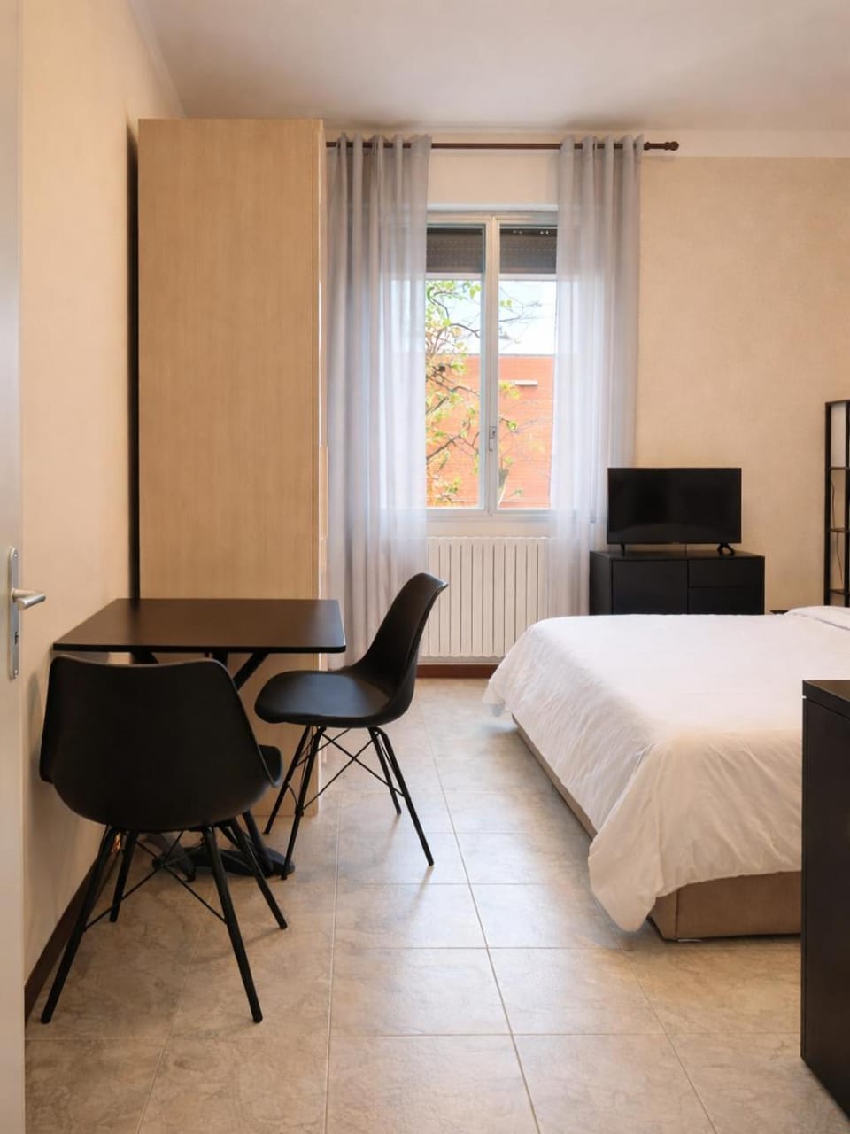 Bed, TV and multimedia, Photo of the whole room, Seating area, Bedroom
