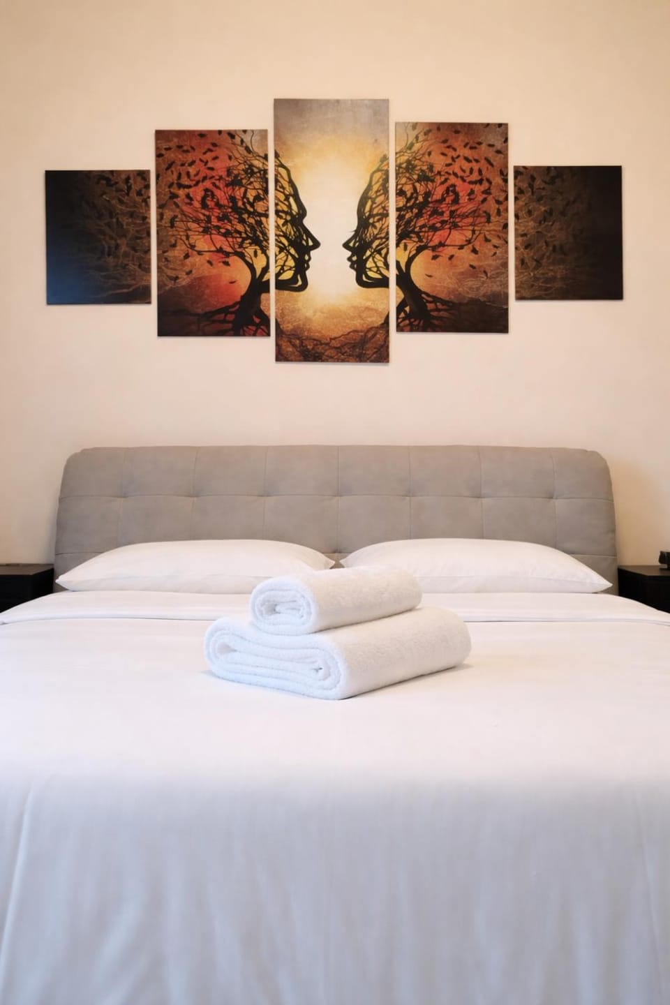 Photo of the whole room, Bedroom, towels