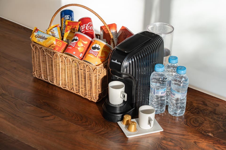 Coffee/tea facilities, Food and drinks, Food